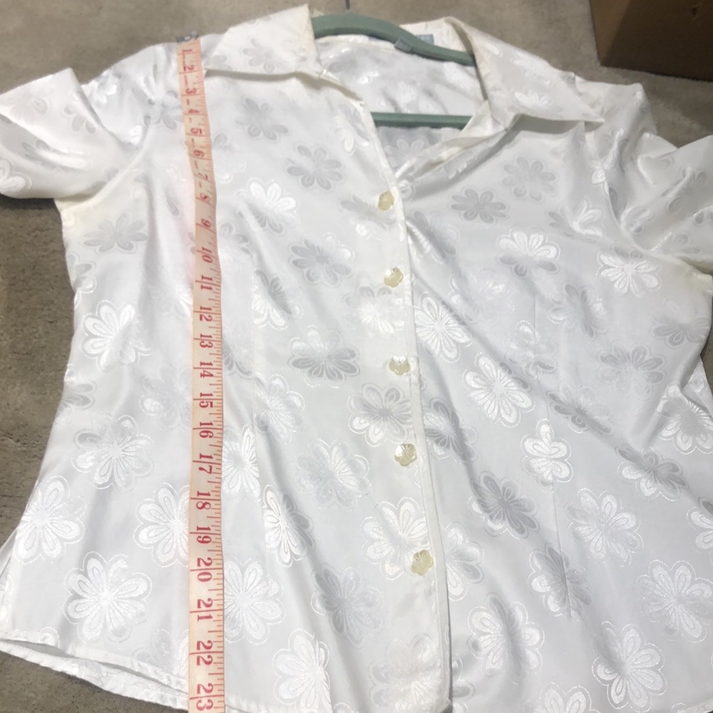 Foxcroft  blouse with flowers looks like silk. - Picture 6 of 7